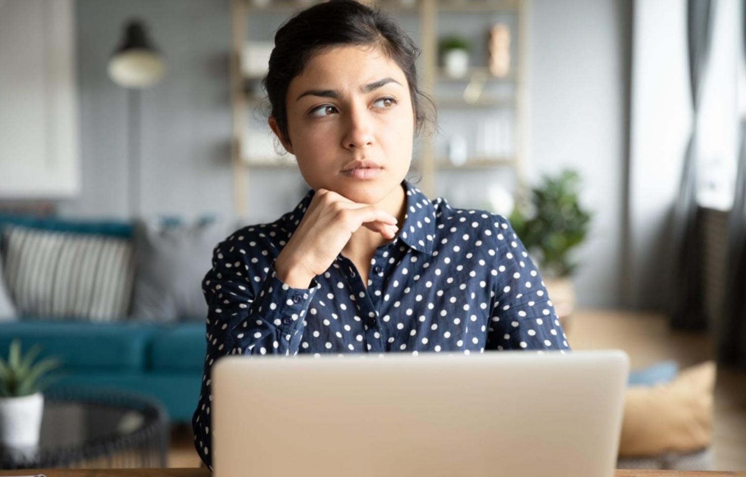 Participante trabajando con datos de valoración en ordenador portátil